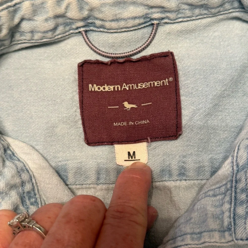 MODERN AMUSEMENT Denim Chambray Button Down Shirt Size M - Picture 4 of 8